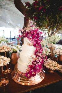 bolo com cascata de flores de açúcar