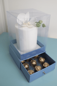 Caixa com mini bolo e 9 doces