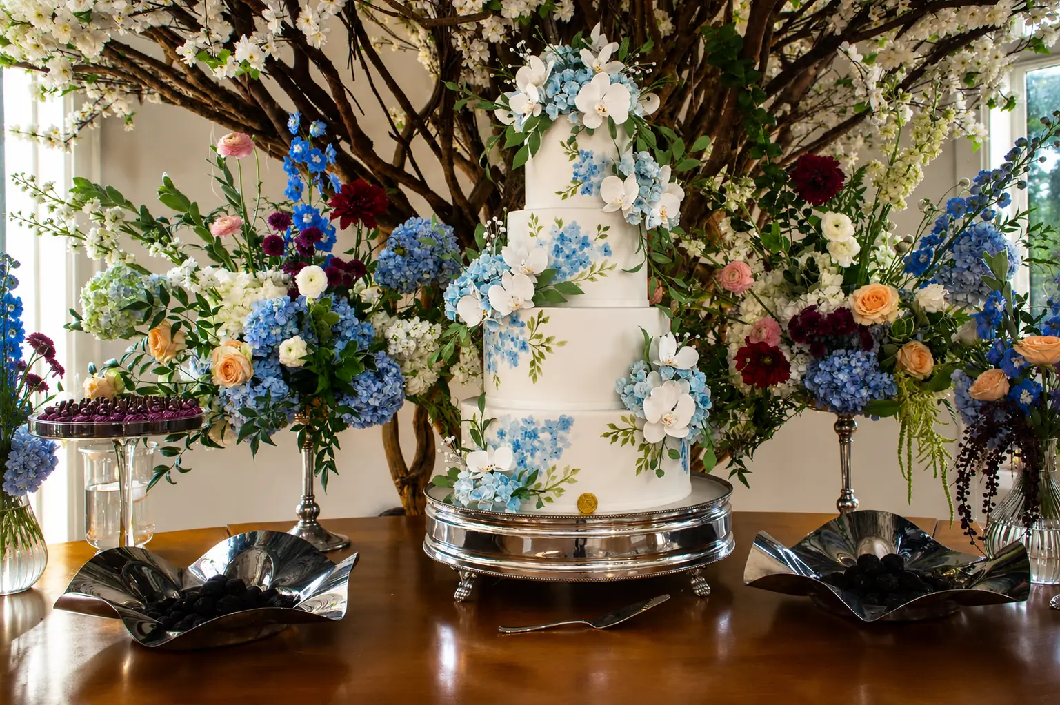 Bolo de Casamento Artístico Pintado a Mão com Hortensias de Açúcar